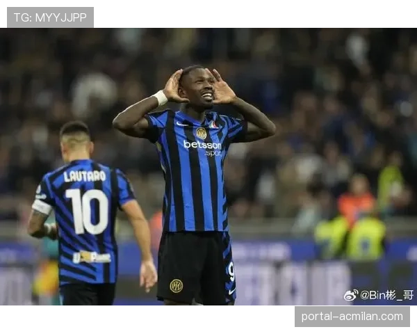 特写:点球罚丢后,国米前锋小图拉姆在球员通道内低头不语 特写:点球罚丢后,国米前锋小图拉姆在球员通道内低头不语